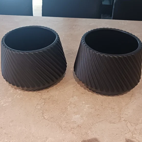 Brand New 2 Pack Matte Black Stylish Planters - Picture 3 of 9